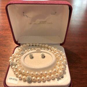 Pearl and crystal set: Earings, necklace and bracelet!